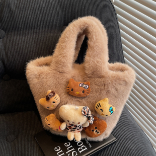 卡通可爱手拎包包女2025新款 秋冬质感毛茸茸手提水桶包百搭毛毛包