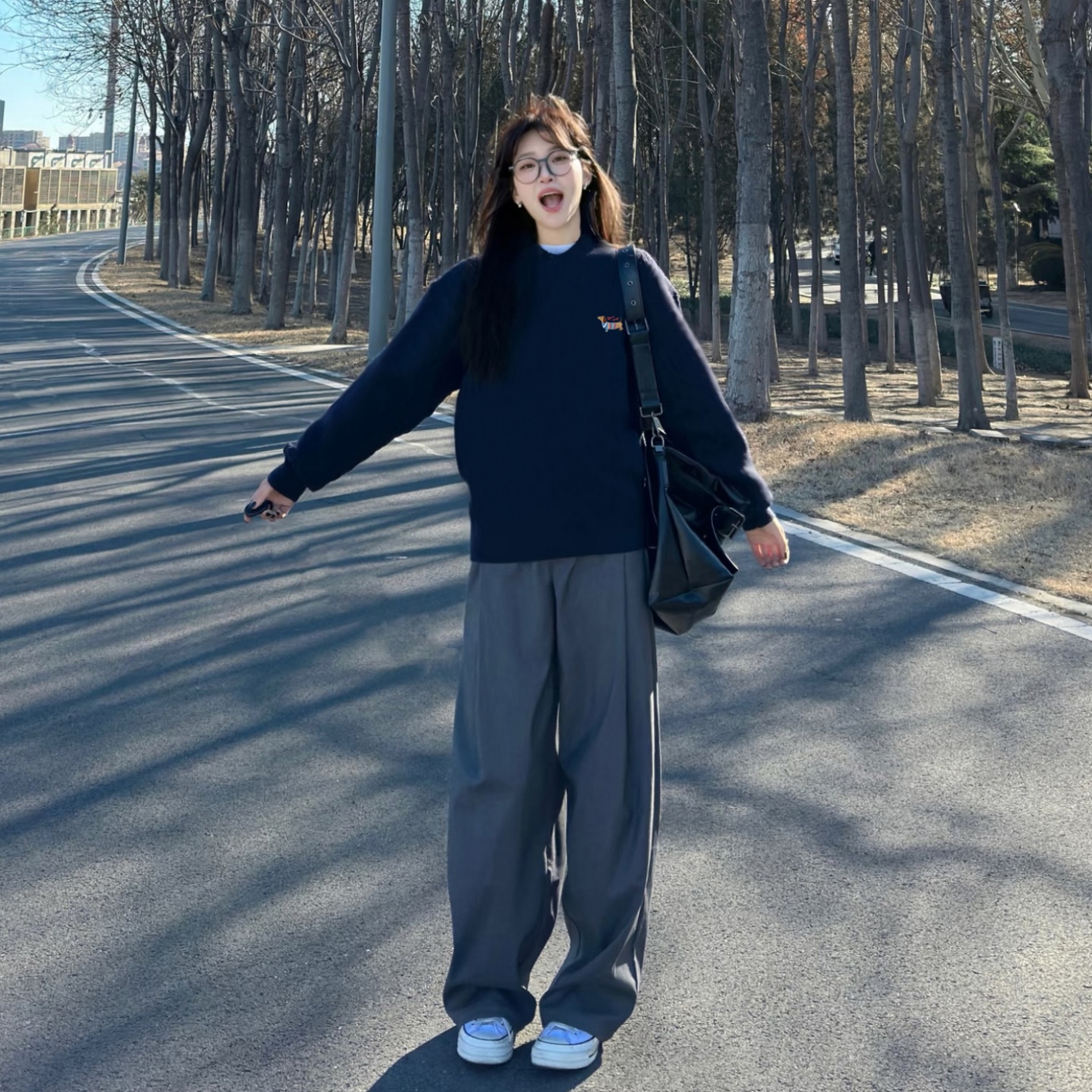 藏蓝圆领卫衣女2025新款早秋宽松长袖超好看独特漂亮单穿加绒上衣