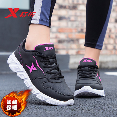 特步女鞋加绒运动鞋皮面保暖跑鞋