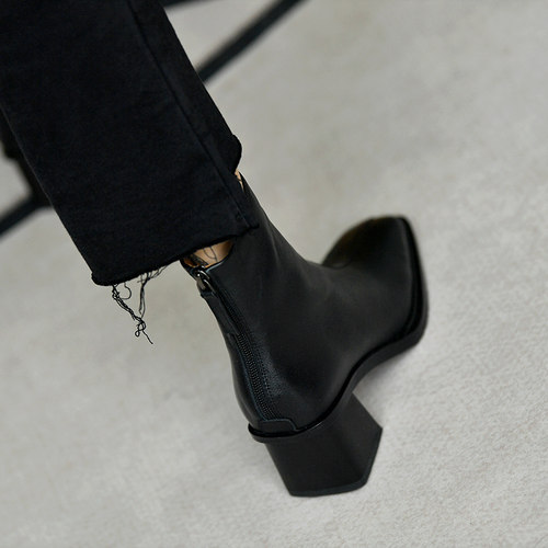 真皮黑色方头高跟后拉链时尚短靴
