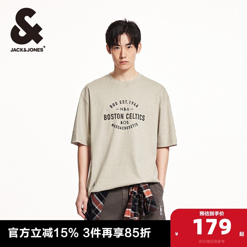 廓形版型；肌理感波士顿凯尔特人队字母装饰