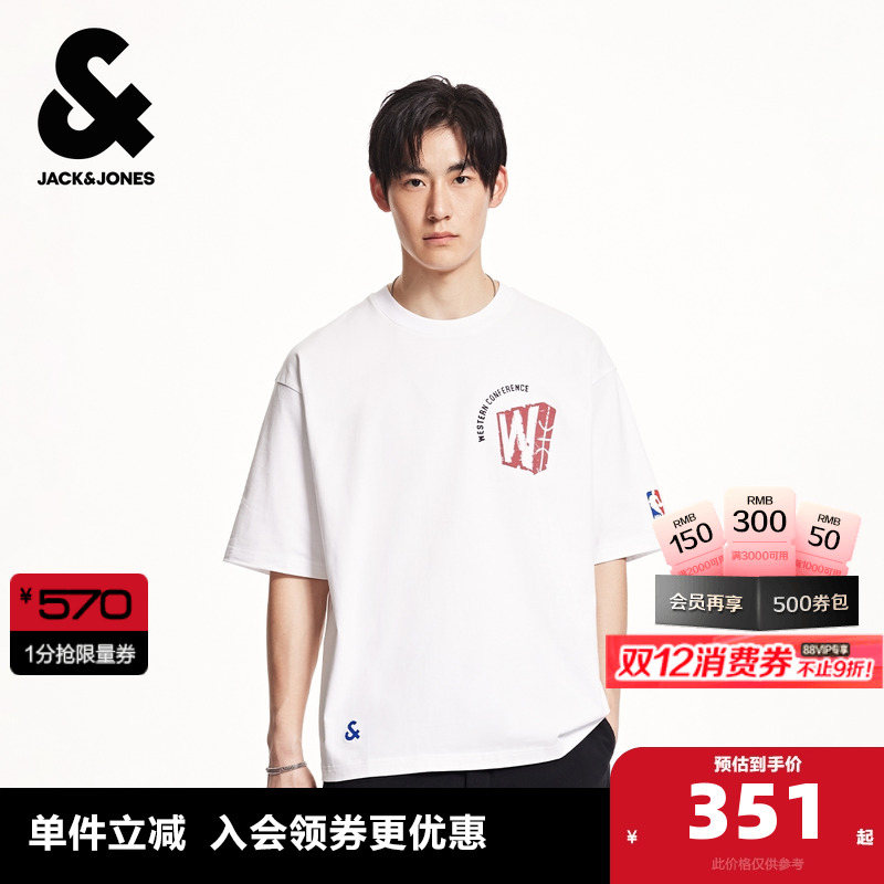 廓形版型；胸前西部球队做旧感字母印花