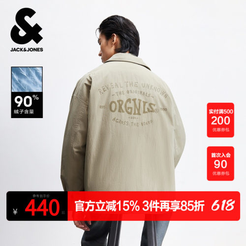 宽松版型，翻领领口，按扣门襟，胸前刺绣