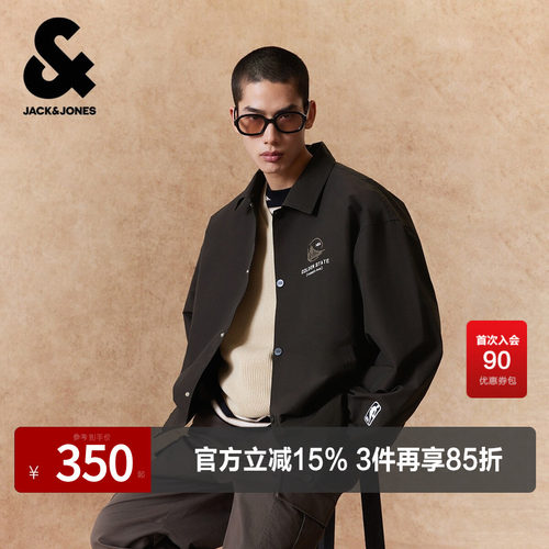 略宽松版型；翻领领型；胸前绣字母图案