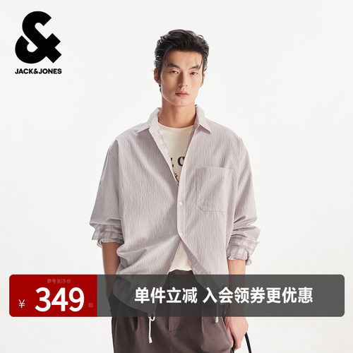 略宽松版型；翻领；纽扣门襟胸前贴布口袋