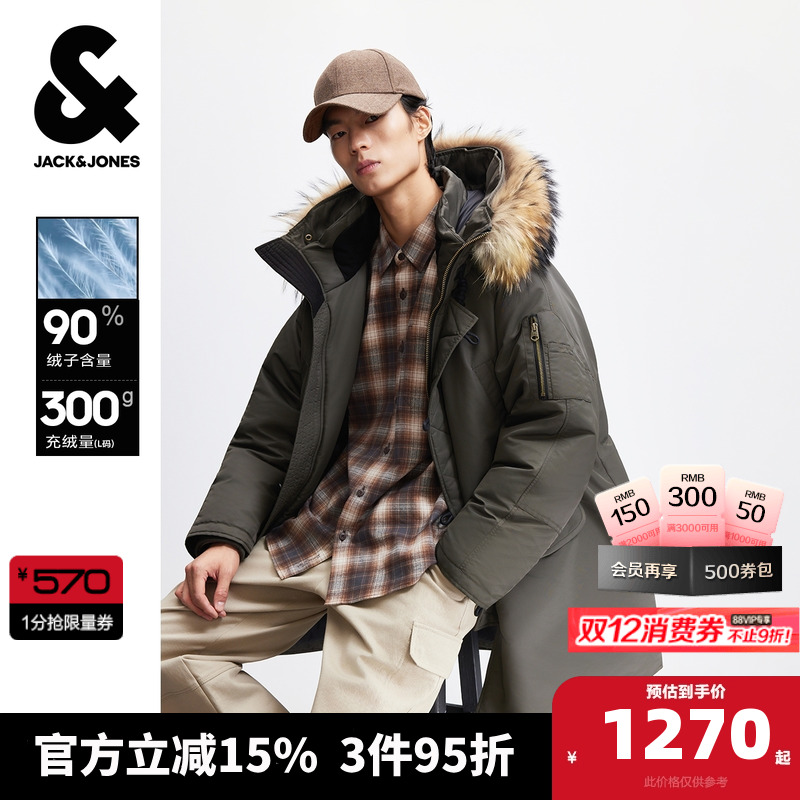 背后字母刺绣贴布设计，单侧袖部拉链贴袋