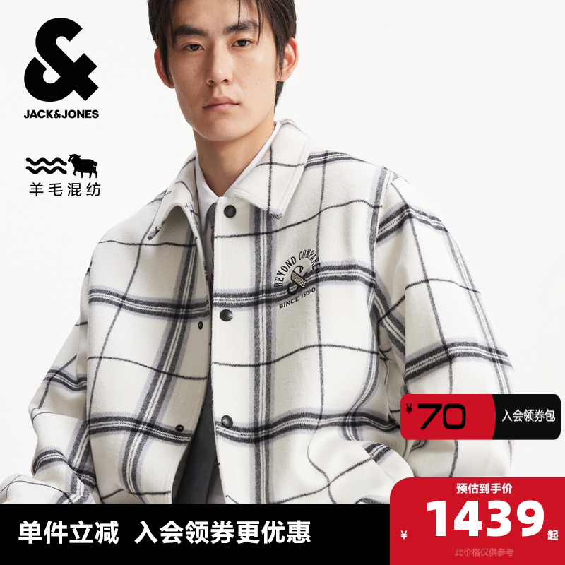 略宽松版型，翻领领型，单侧字母及Logo刺绣