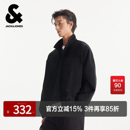 略宽松版型；肌理感泡泡纱面料；半高领领型