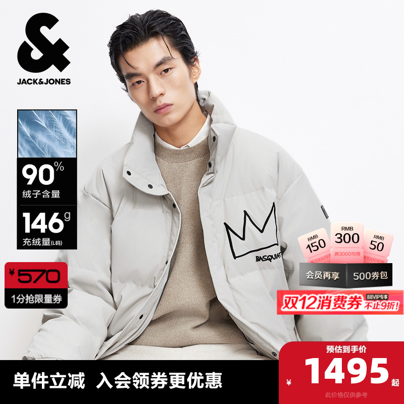 单侧袖部logo皮质装饰，背后字母立体刺绣