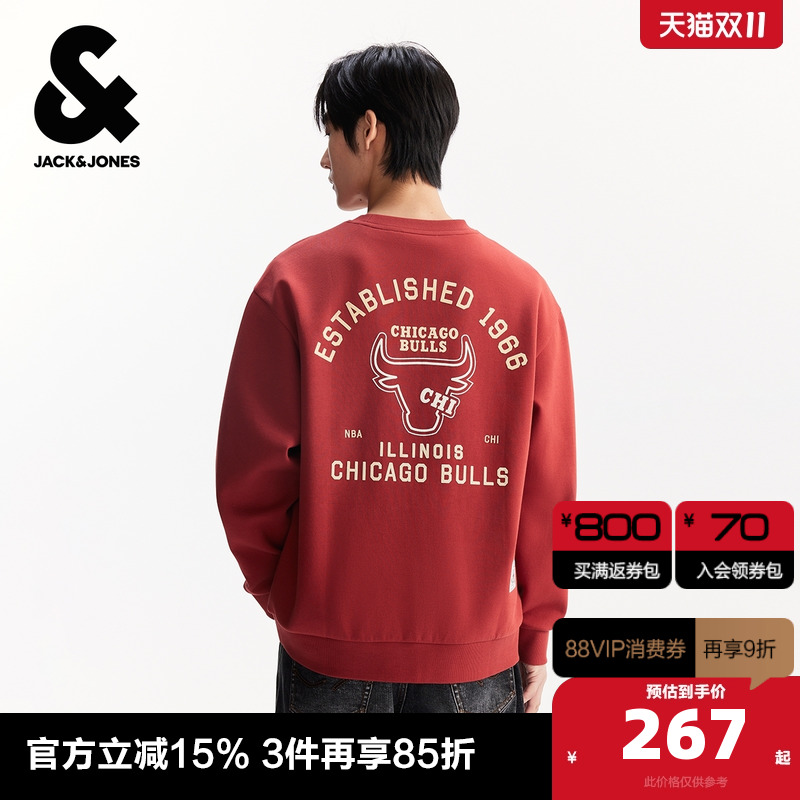 略宽松版型；罗纹领口；芝加哥公牛队图案