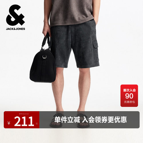 宽松版型，弹力抽绳腰，两侧工装戴盖口袋