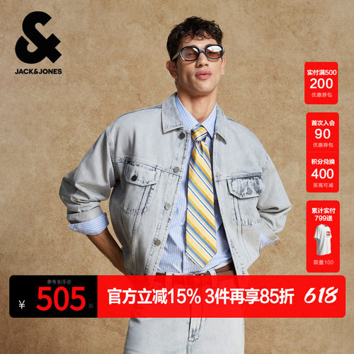 两侧插袋；做旧磨白水洗；后身下摆外缝贴布