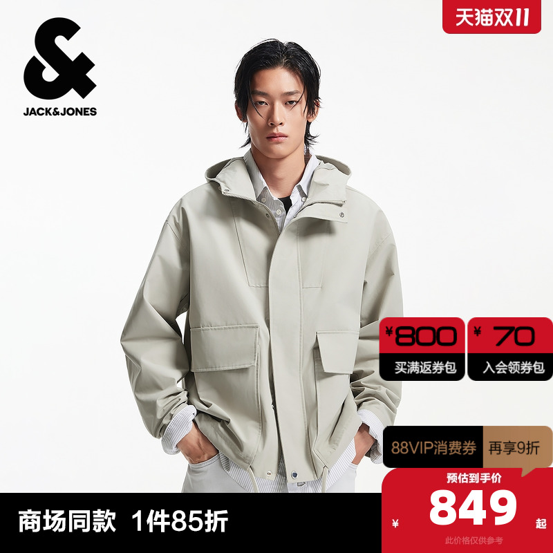 略宽松版型；抽绳连帽；暗扣拉链双门襟