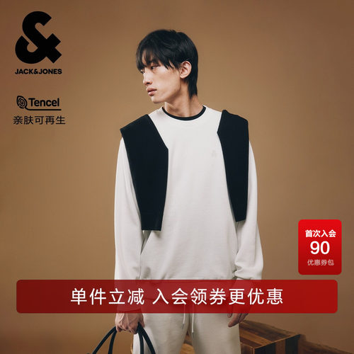 宽松版型，罗纹圆领，胸前立体字母胶印