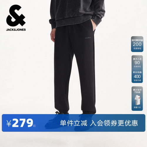 字母刺绣，背后单侧贴袋