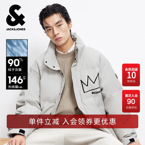 单侧袖部logo皮质装饰，背后字母立体刺绣