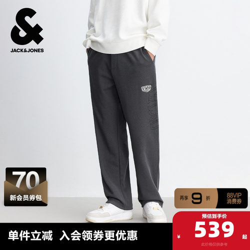 两侧字母印花设计，背后单侧贴布口袋