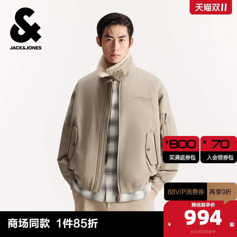 宽松版型,仿羊羔绒拼接领口及内里