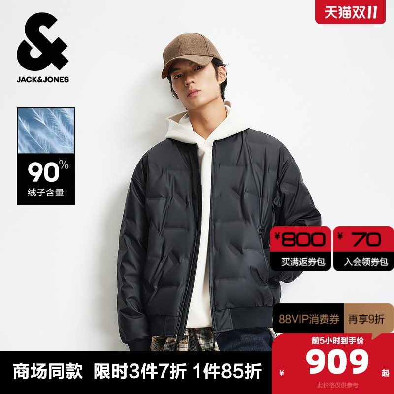 宽松版型，棒球领领口，双侧插袋
