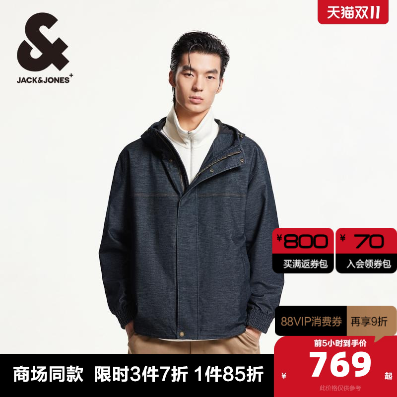 略宽松版型；抽绳连帽；暗扣拉链双门襟；