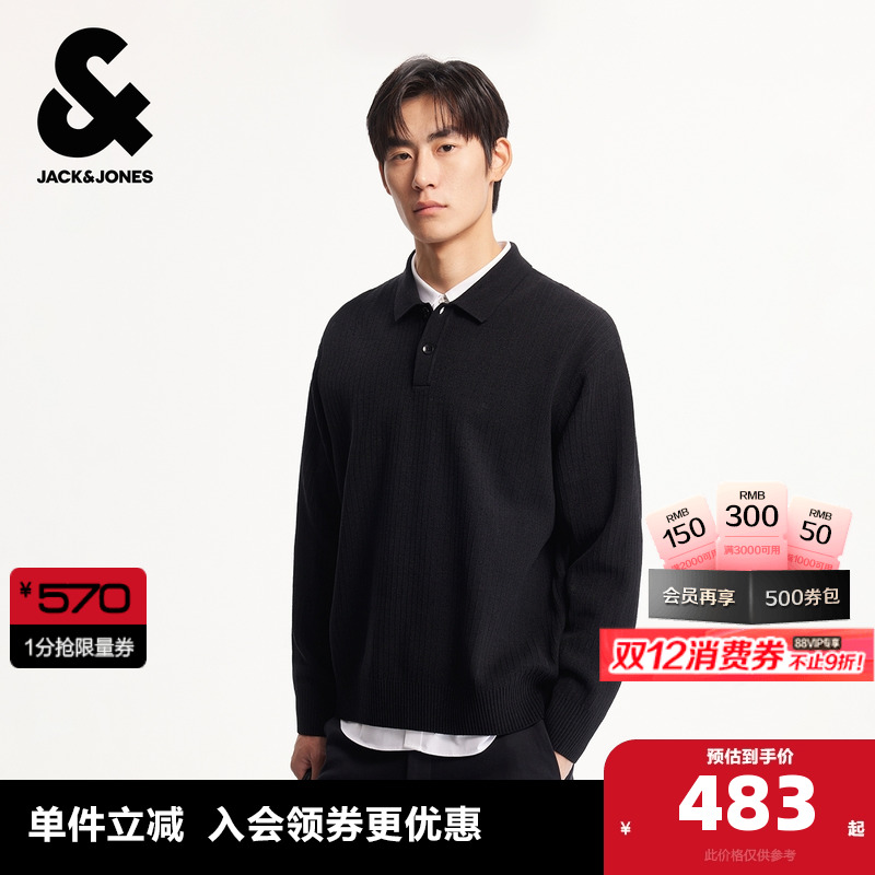 宽松版型；两粒扣polo领型；立体刺绣工艺