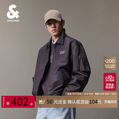 略宽松版型；翻领领型；拉链门襟