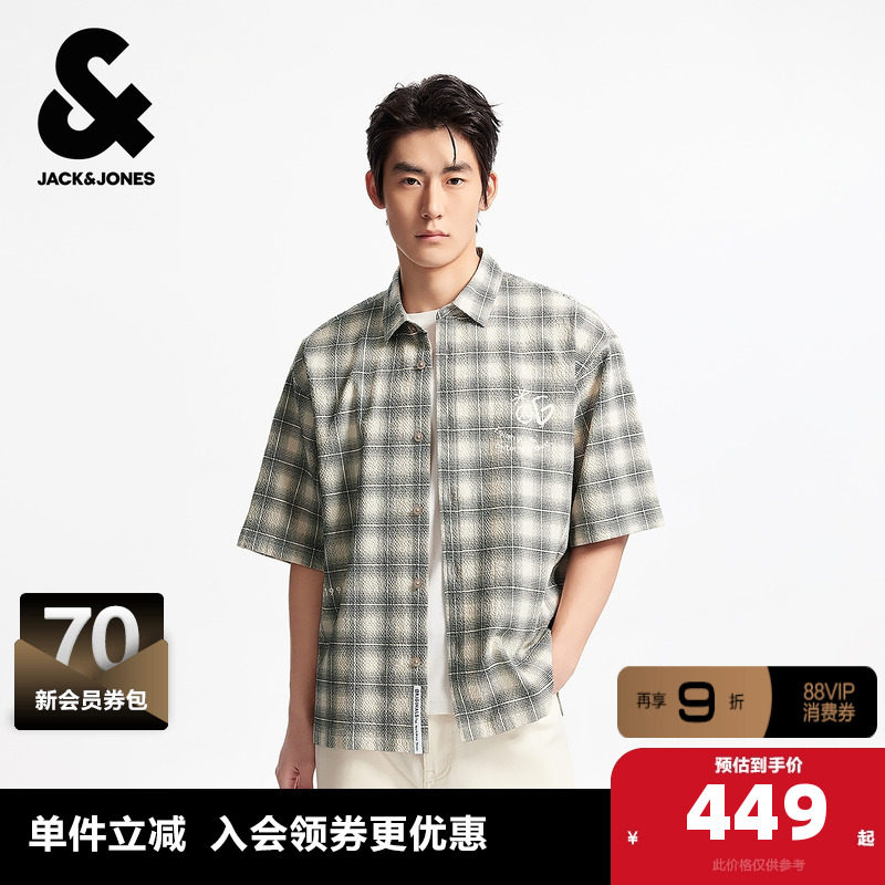 单侧胸兜；胸前刺绣字母；背后外缝logo皮标