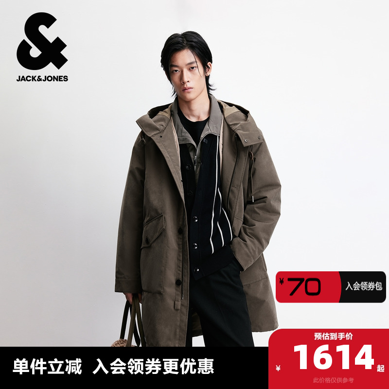 常规版型，高领连帽设计，两粒扣按扣领口