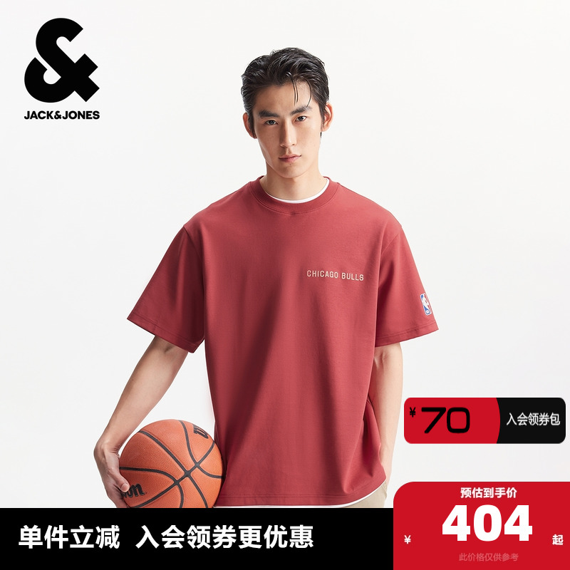 略宽松版型；罗纹领口