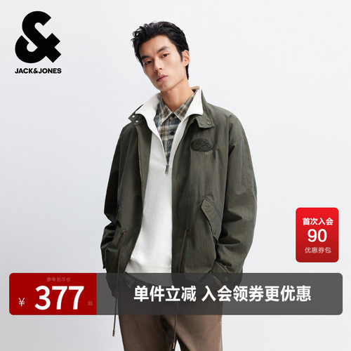 背后肌理感字母印花及刺绣装饰