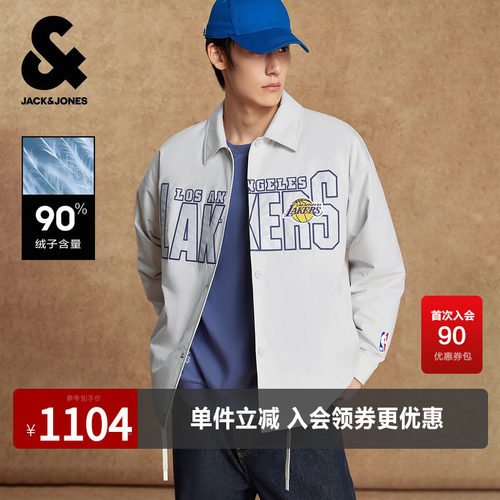 宽松版型，翻领领型，按扣门襟，
