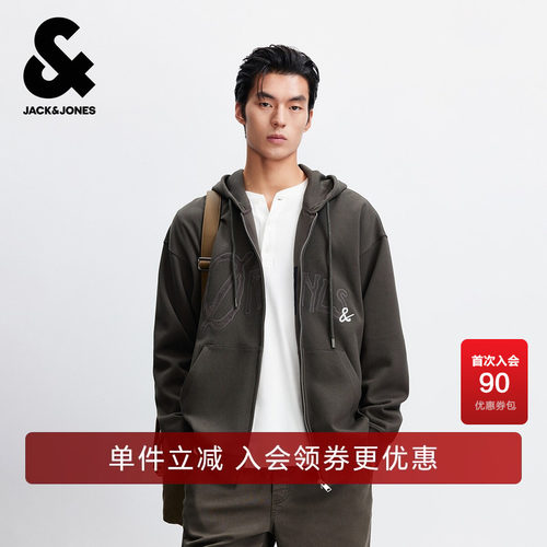 胸前立体字母刺绣设计，罗纹袖口及底摆