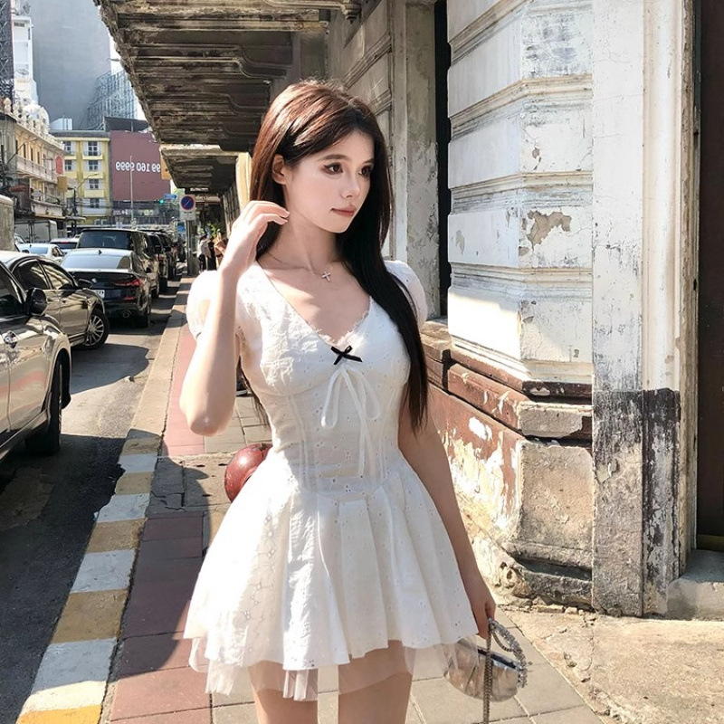 法式温柔风白色V领泡泡袖连衣裙子女收腰显瘦甜辣妹网纱拼接短裙