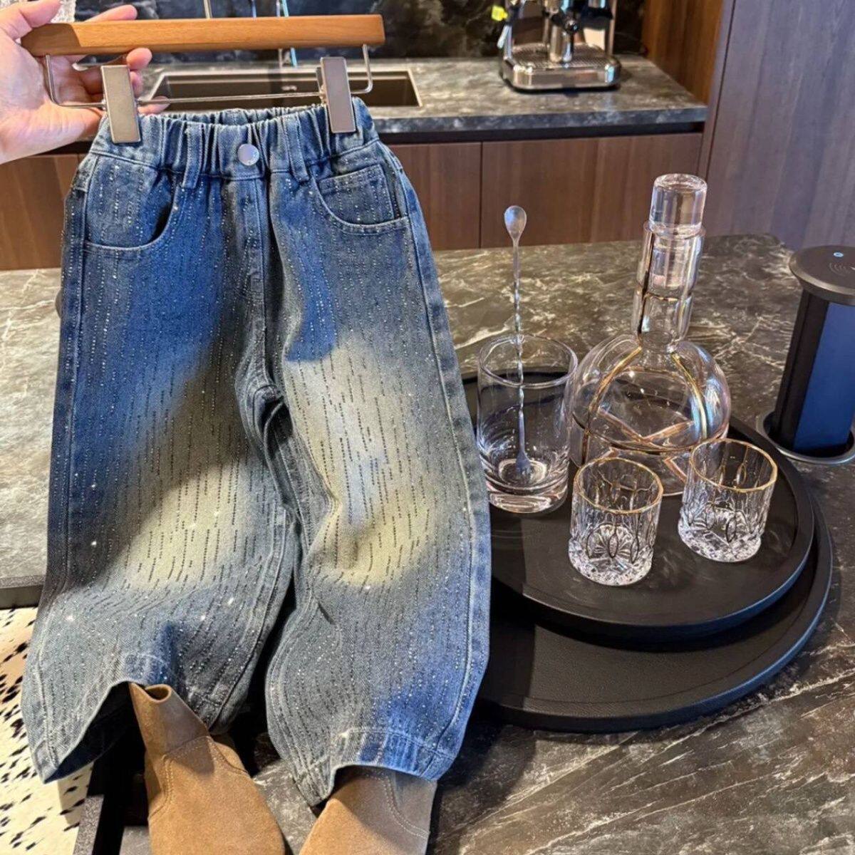 儿童裤子2026春秋新款女童百搭宽松烫钻休闲直筒裤男童洋气牛仔裤