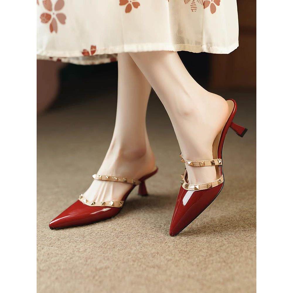 香港包头凉鞋女式2025春秋季新款尖头漆皮拖鞋低跟铆钉时尚高跟鞋