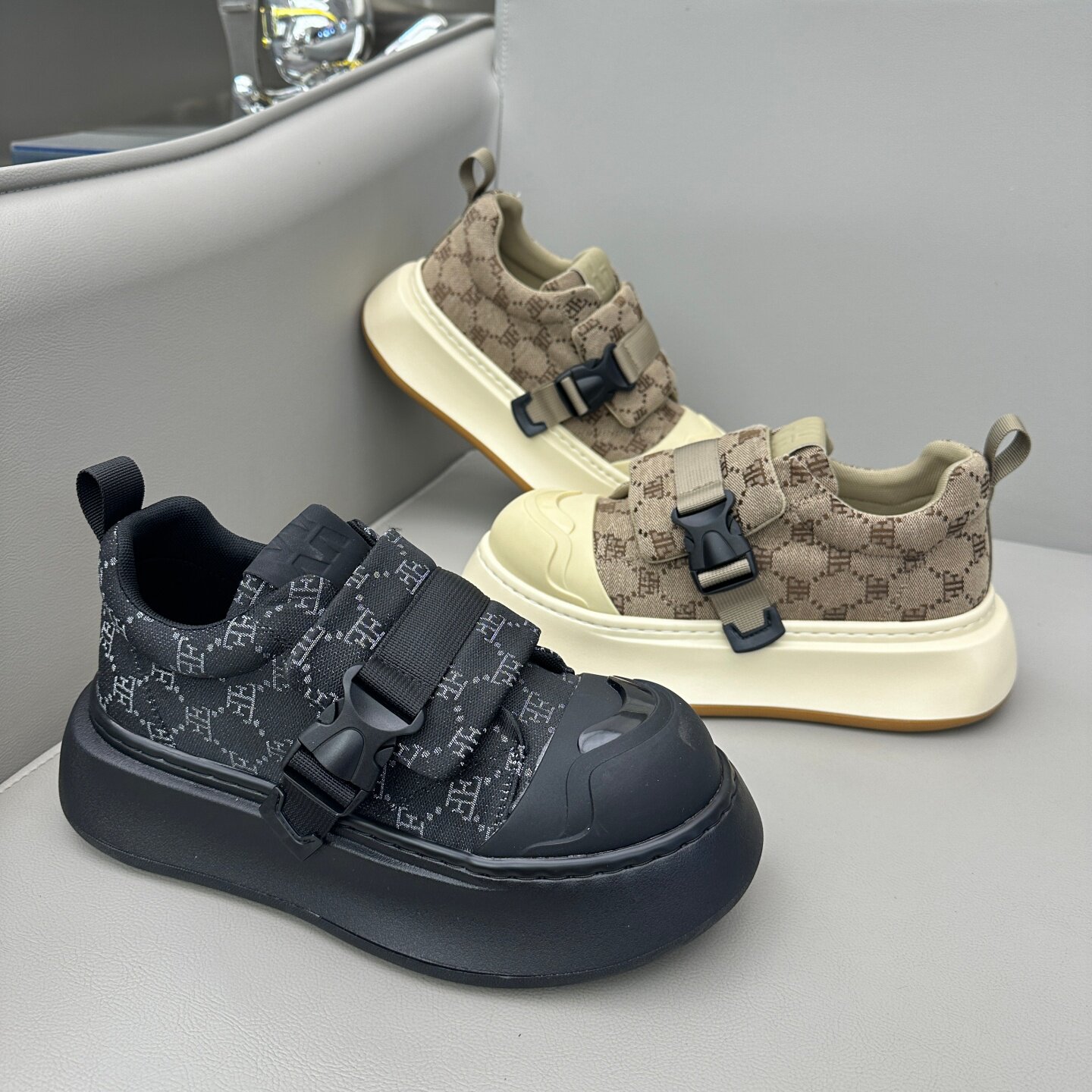 春季新款2026轻便百搭休闲圆头布面透气爆款增高厚底运动搭扣男鞋