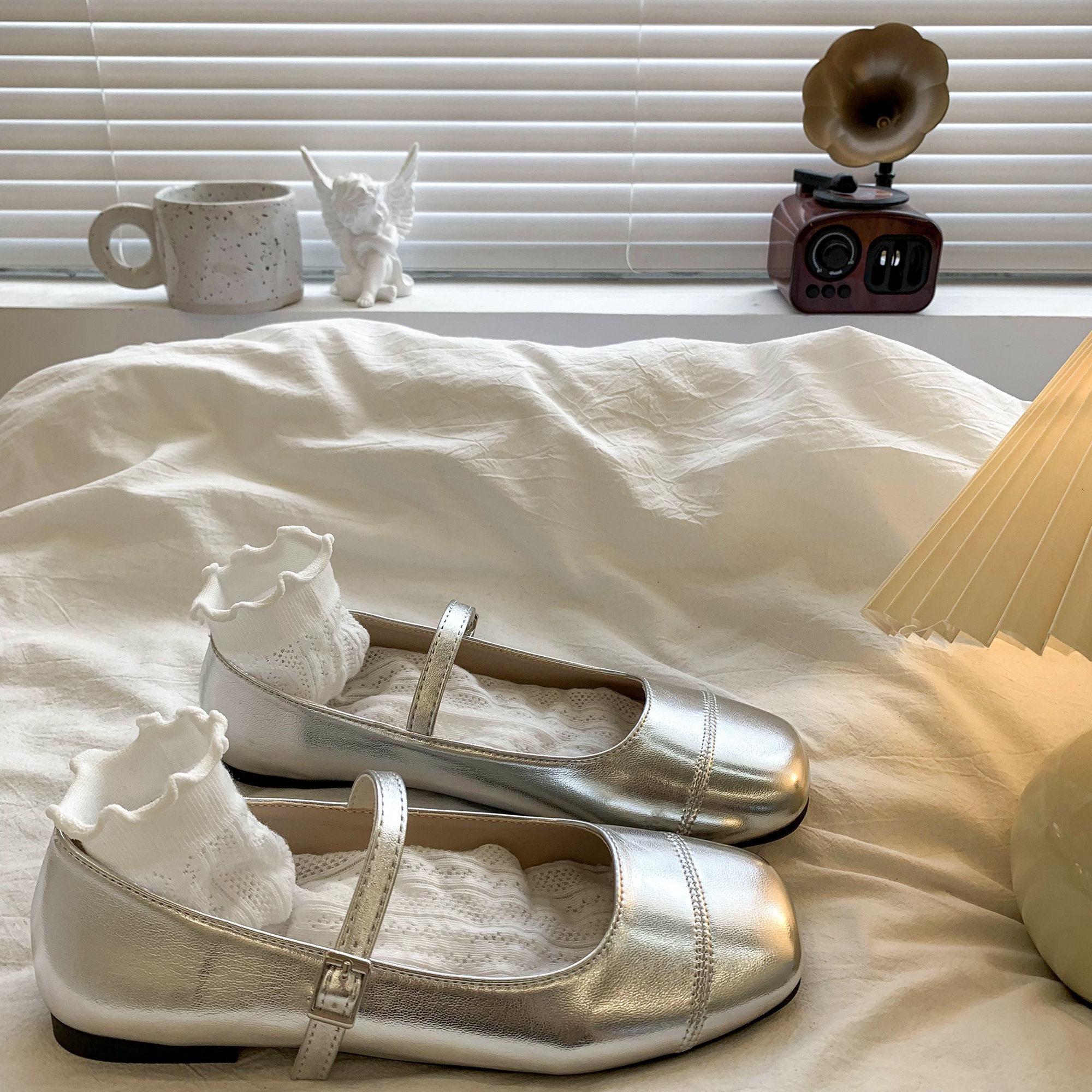 女款百搭浅口平底单鞋方头银色玛丽珍女2026新款法式配裙子小皮鞋