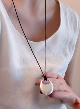 英兰同款极简哑光银色吊坠黑绳项链女长款小众高级感毛衣链锁骨链