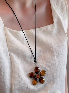 ins博主同款黑玛瑙花瓣吊坠项链女小众高级感百搭长款毛衣链配饰