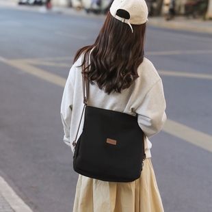 双肩包女新款2025时尚设计感小众简约大学生通勤小型书包休闲背包