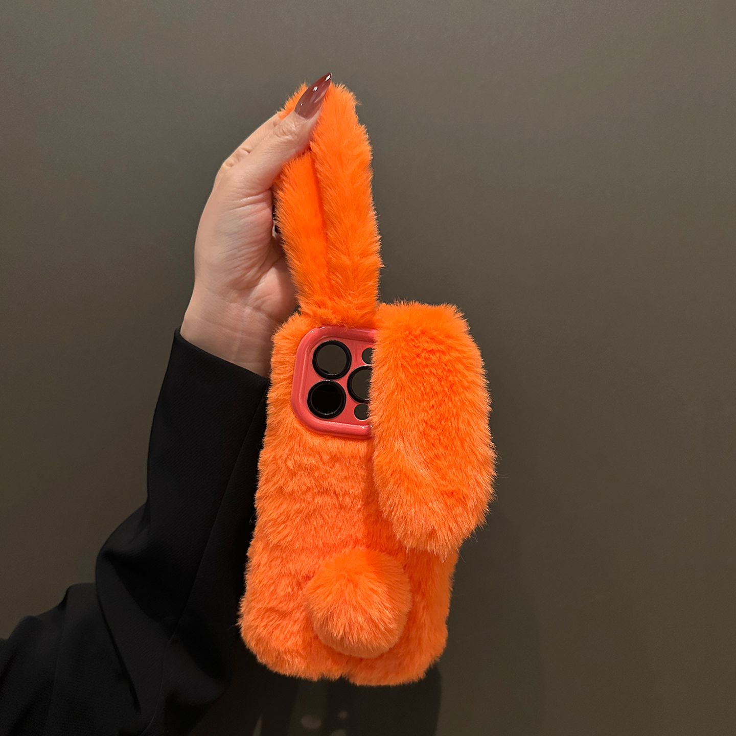 卡巴顿 秋冬款橙色毛茸茸兔子适用苹果17promax手机壳新款16pro女iphone15plus带支架14手链13全包12防摔11软