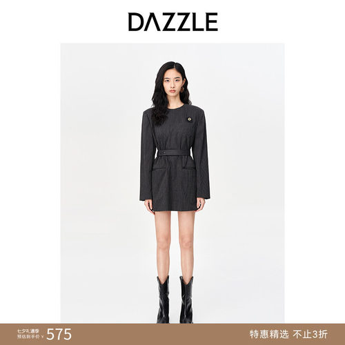 刺绣元素	直筒版型	通勤单品