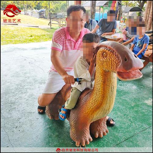 广场儿童仿真恐龙坐骑电动恐龙硅胶软体滑行充电恐龙造型电瓶车