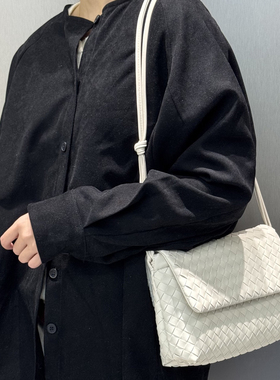 B家手工牛皮编织真皮女包早春时尚单肩邮差包斜挎翻盖腋下小方包