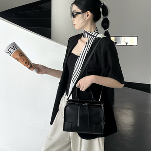 欧洲站罗家真皮女包时尚小众轻奢手提包通勤托特包波士顿包枕头包