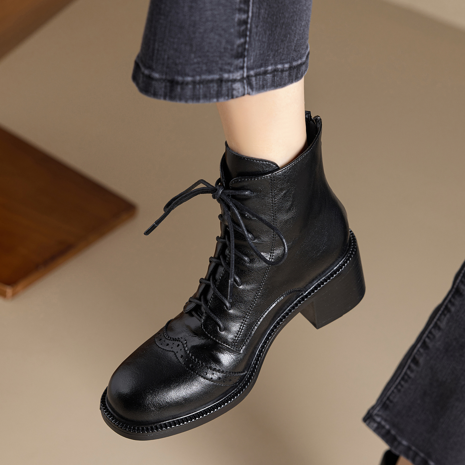 大码时装靴女粗跟系带马丁靴