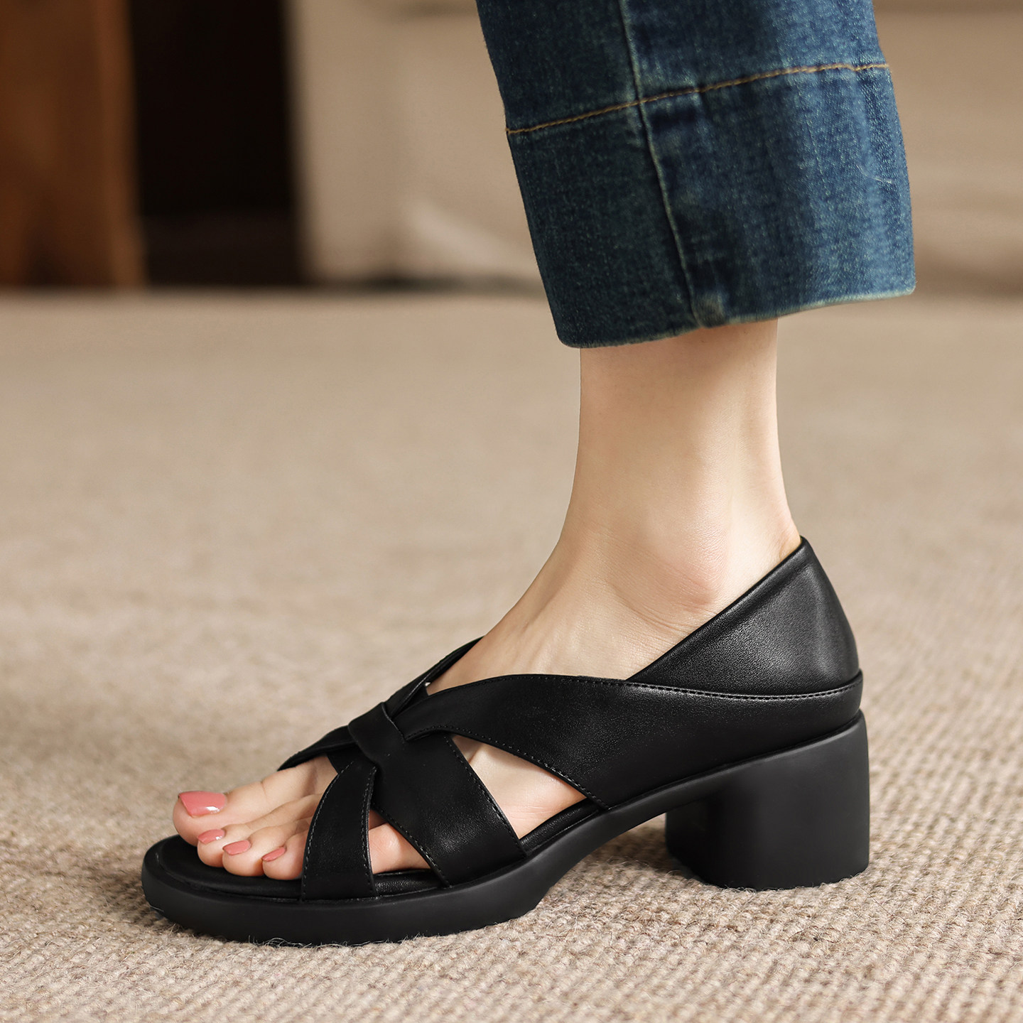 5cm 粗跟交叉带露趾凉鞋厚底百搭舒适踩屎感黑色罗马凉鞋大码女鞋