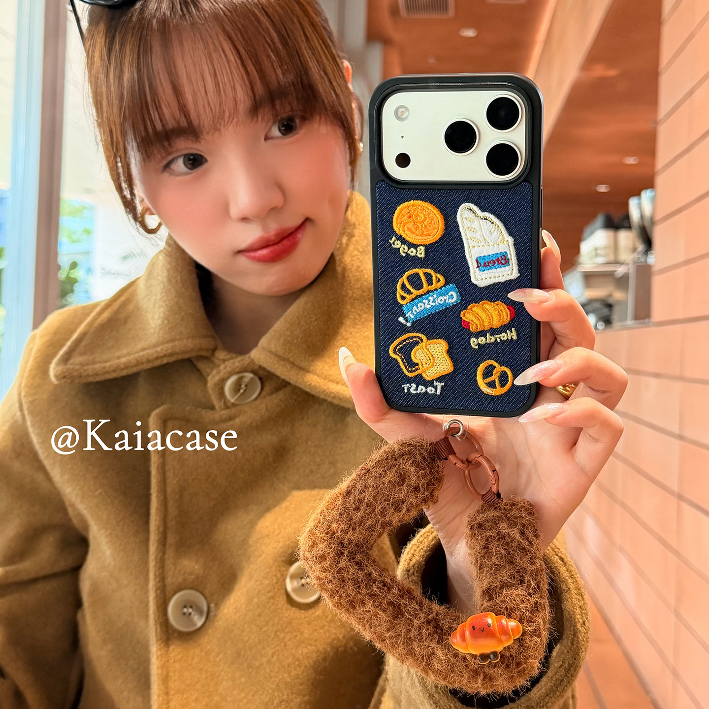 kaia秋冬ins经典蓝牛仔刺绣面包适用苹果17promax手机壳iphone16pro新款15女14pro绒腕带15pro全包防摔手机套,3C数码配件,手机保护套/壳,淘宝优惠券,粉丝福利购,淘宝优惠卷