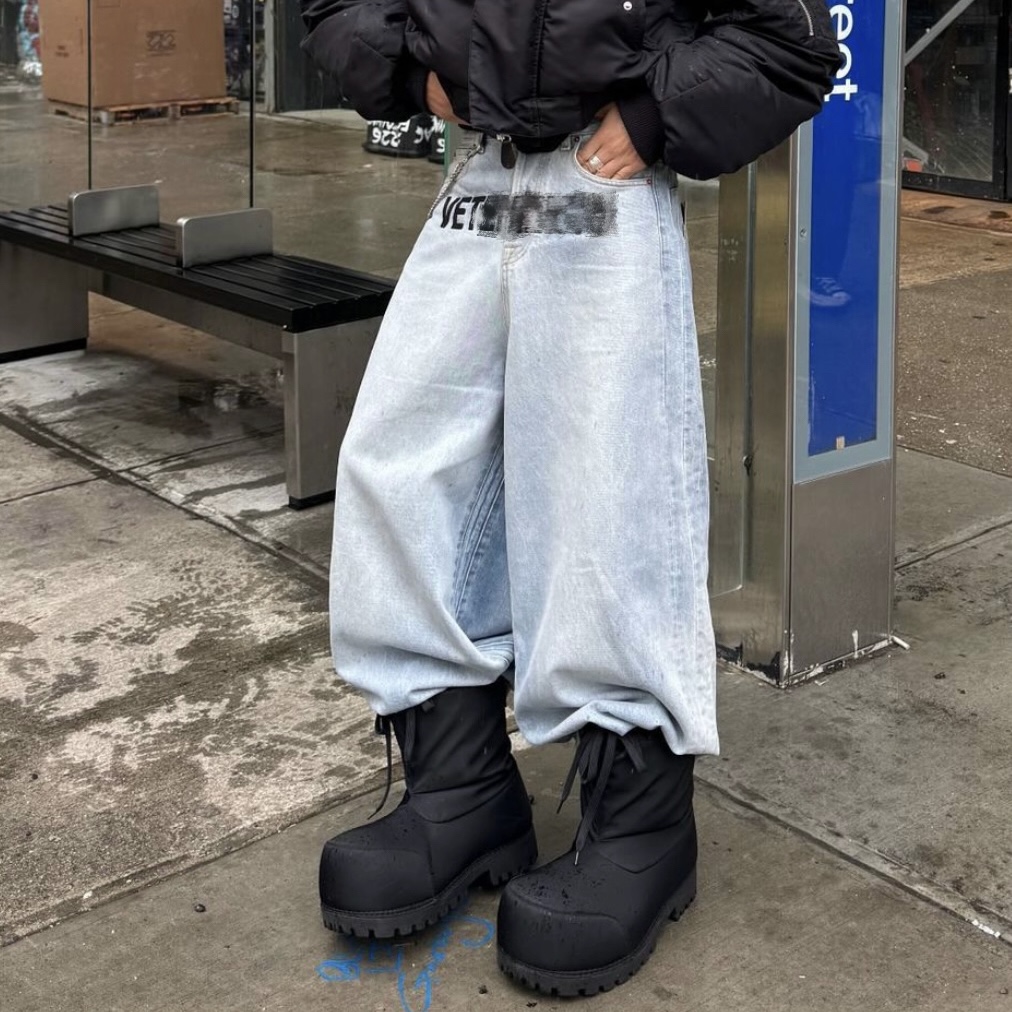 水洗浅蓝logo刺绣牛仔裤阔腿