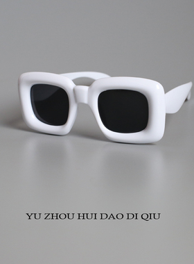 无聊了戴上厚框搞怪墨镜！